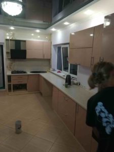 kuhnya s oknom 2